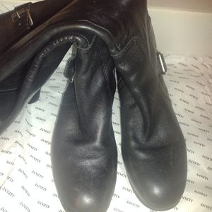 Ladies black knee-high nine West boots size 7 in like new condition